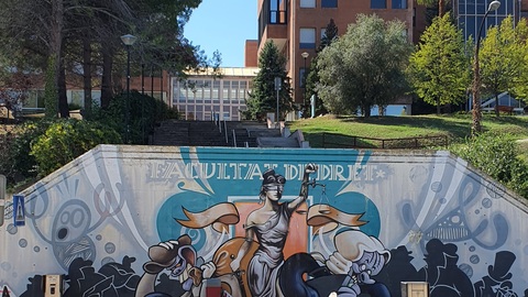 Imatge del grafitti que hi ha davant la Facultat de Dret